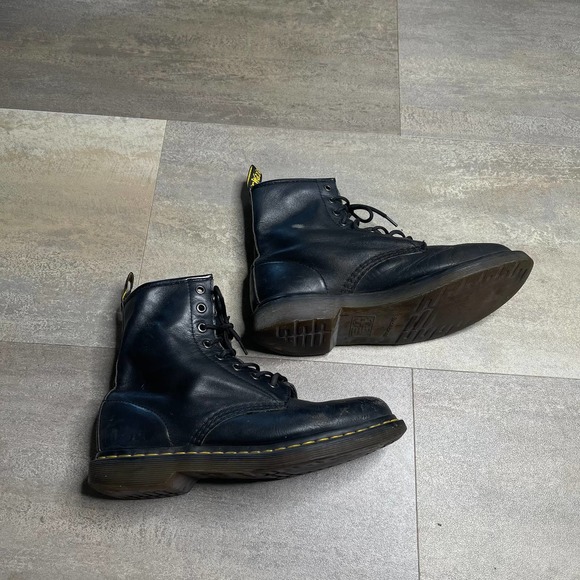 SOLD Dr. Martens Smooth Leather Womens 9 - Picture 2 of 6